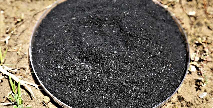 Biochar is produced by heating biomass in an oxygen-free or low-oxygen environment so that it does not (or only partially does) undergo combustion. In this system, biochar can be produced from green waste, which helps to sequester carbon and improve soil quality. An advantage of this process is that it also produces gases that can be captured as bioenergy and fed back into the energy grid, making it a carbon negative process overall.