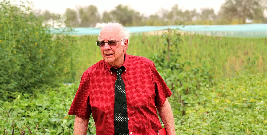 والدكتور ميرل جنسن هو مؤسس مركز الزراعة في البيئة المضبوطة (CEAC) وأستاذ فخري في علوم الحياة النباتية بجامعة أريزونا بالولايات المتحدة الأمريكية. عمل في هذا الميدان لأكثر من أربعة عقود ودعم البرامج الزراعية فيما ينوف على 60 بلداً حول العالم.